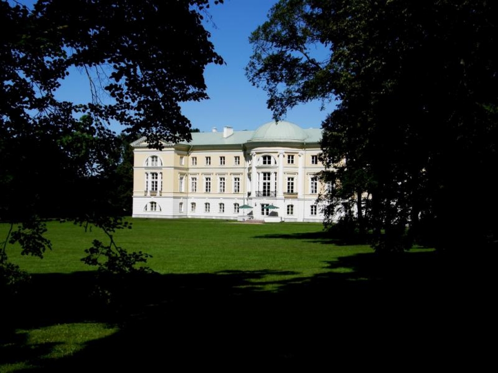 Nūjos Mežotnes parkā, dziedās pilskalnā