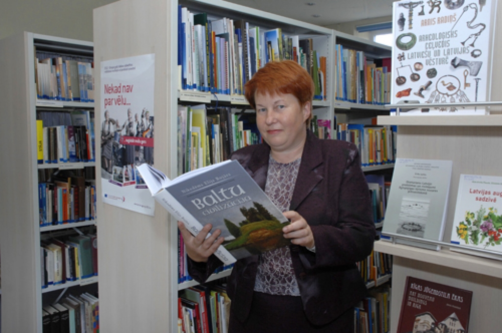 Bauskas Centrālajai bibliotēkai dāvina pētījumu par baltu civilizāciju