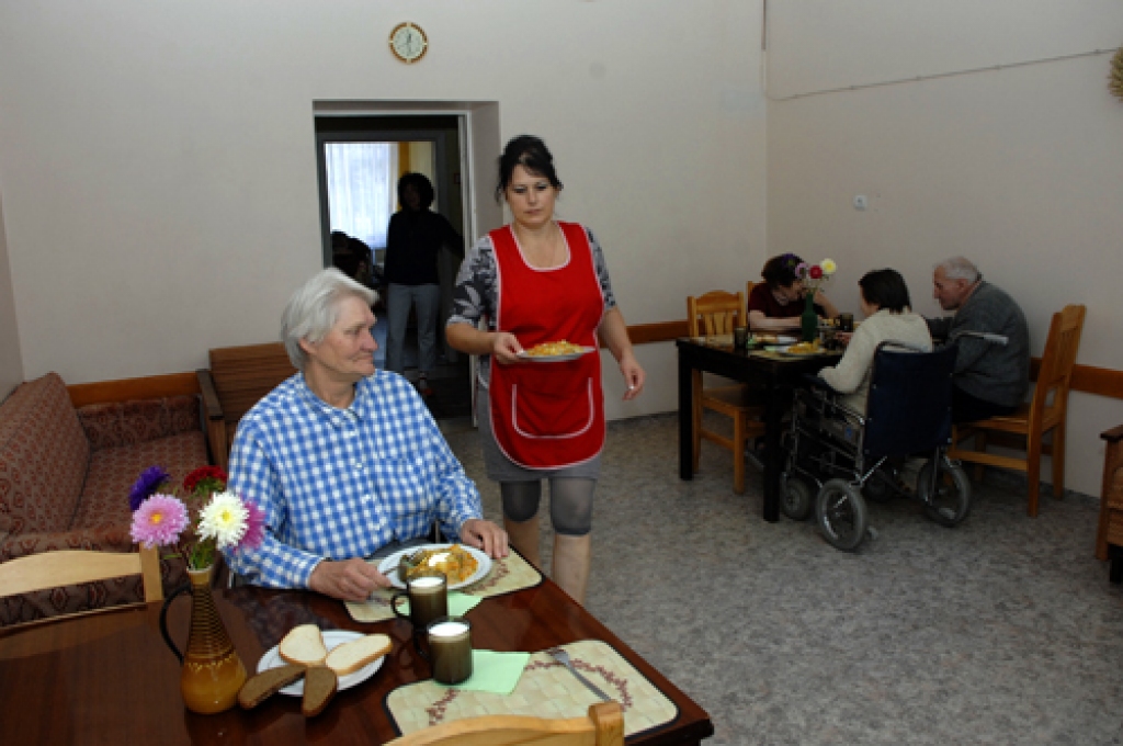 Vecļaudīm gatavo maltīti ar mājas sajūtu