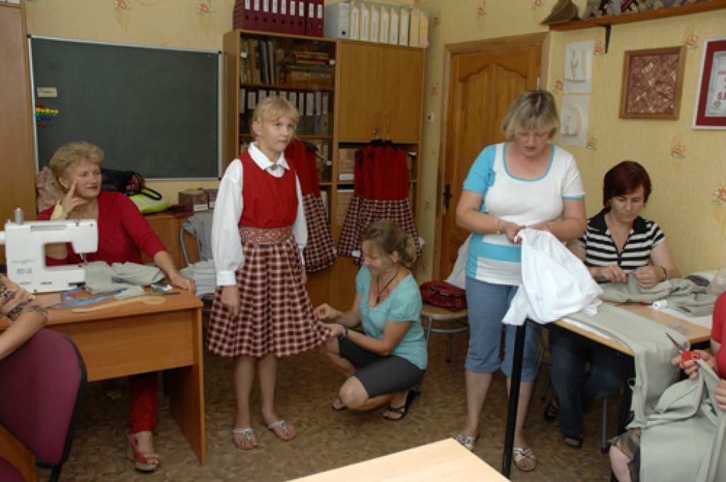 Ozolaines pamatskolā skolotājas šuj tautastērpus