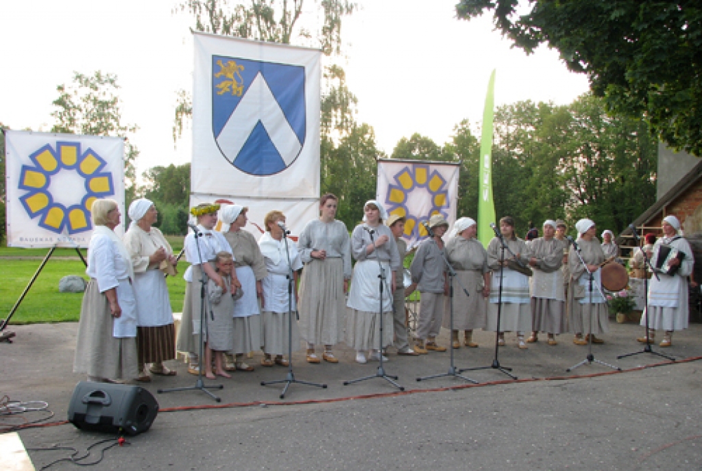 Vecsaulē svin kristības vilka dēlam