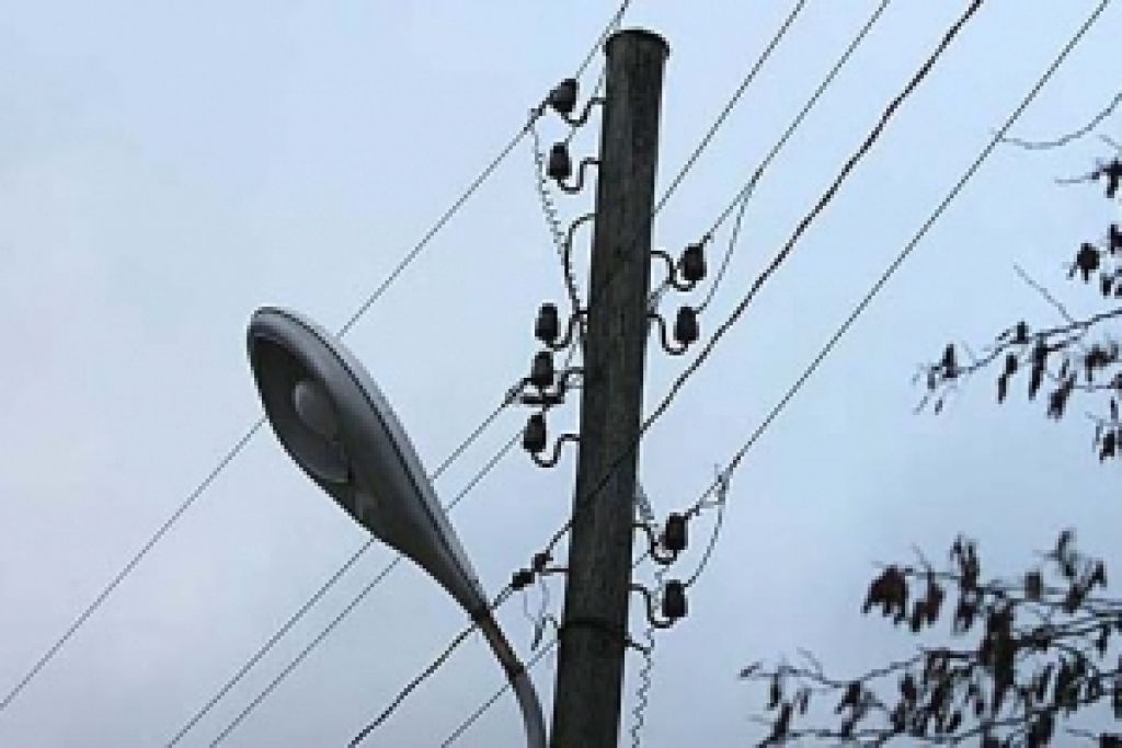 Jānomaina desmit elektrības stabi