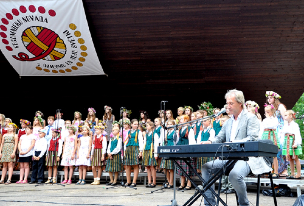 Vecumnieku novada dziesmu un deju svētku koncerta daļu rādīs augustā un septembrī