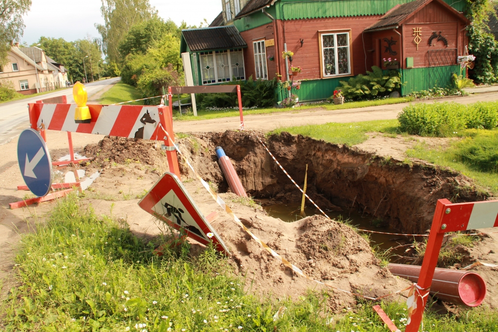 Vecumnieku ciemā ūdensvadus iegulda urbjot