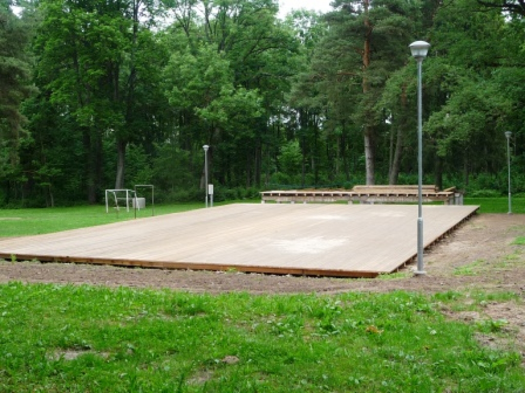 Ērgļos atjauno estrādi