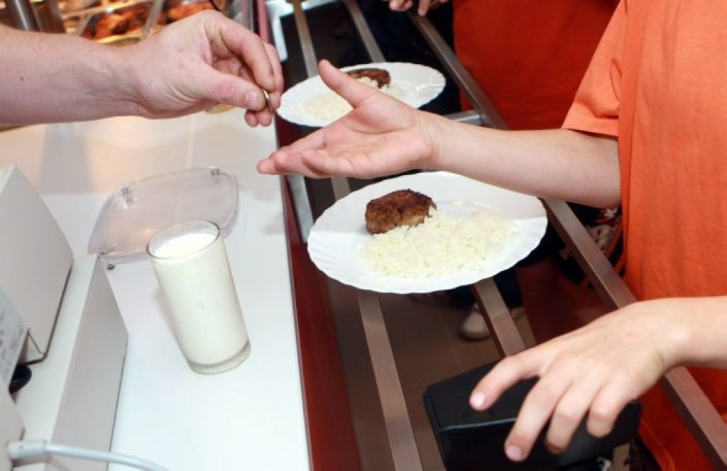 Deputāti nevienojas par brīvpusdienām sākumklašu audzēkņiem