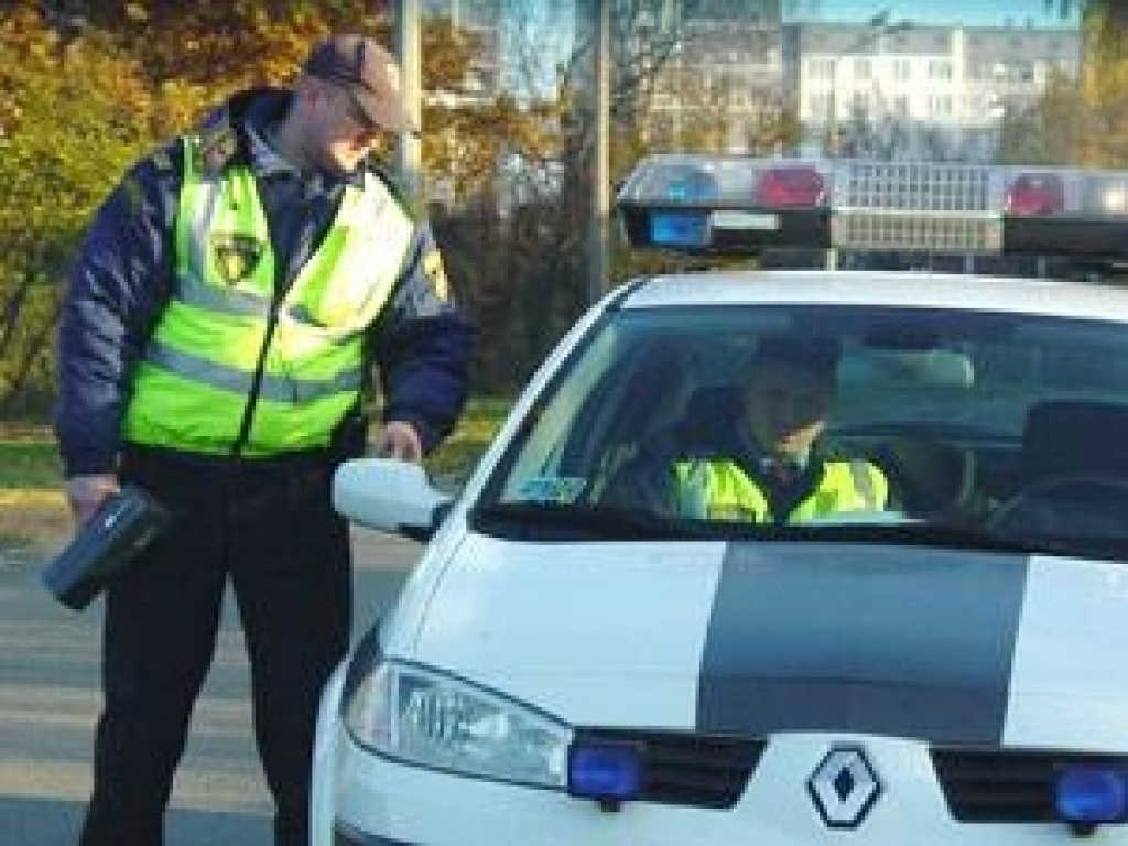 Vecumniekos aiztur piedzērušos vadītājus