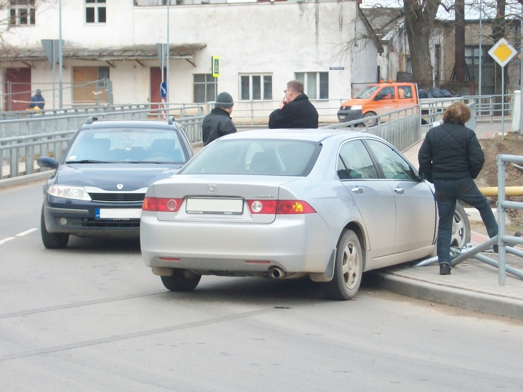 Iecavas pašvaldības auto ietriecas barjerās