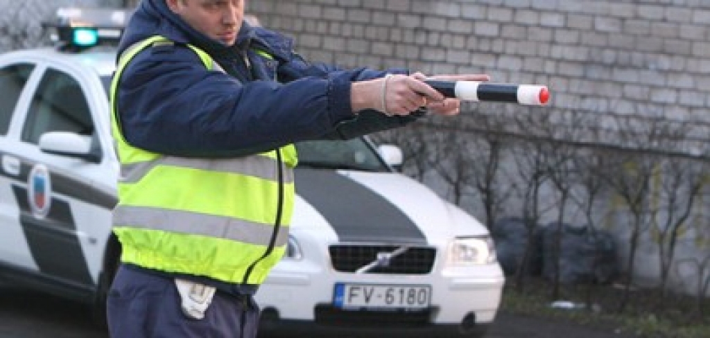 Šoferis policistam dod 15 latus