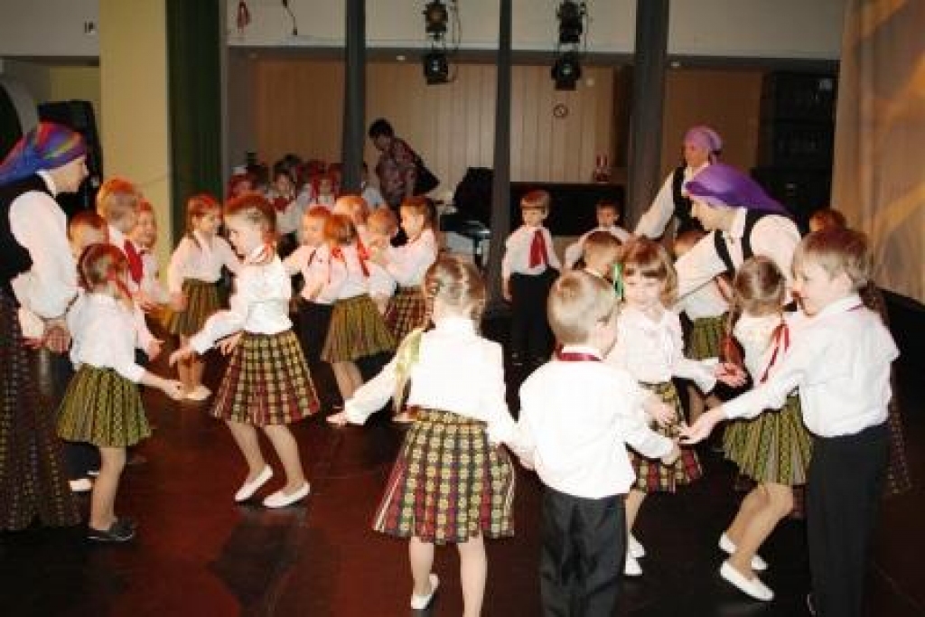 Iecavā sadanco bērnudārznieki un seniori