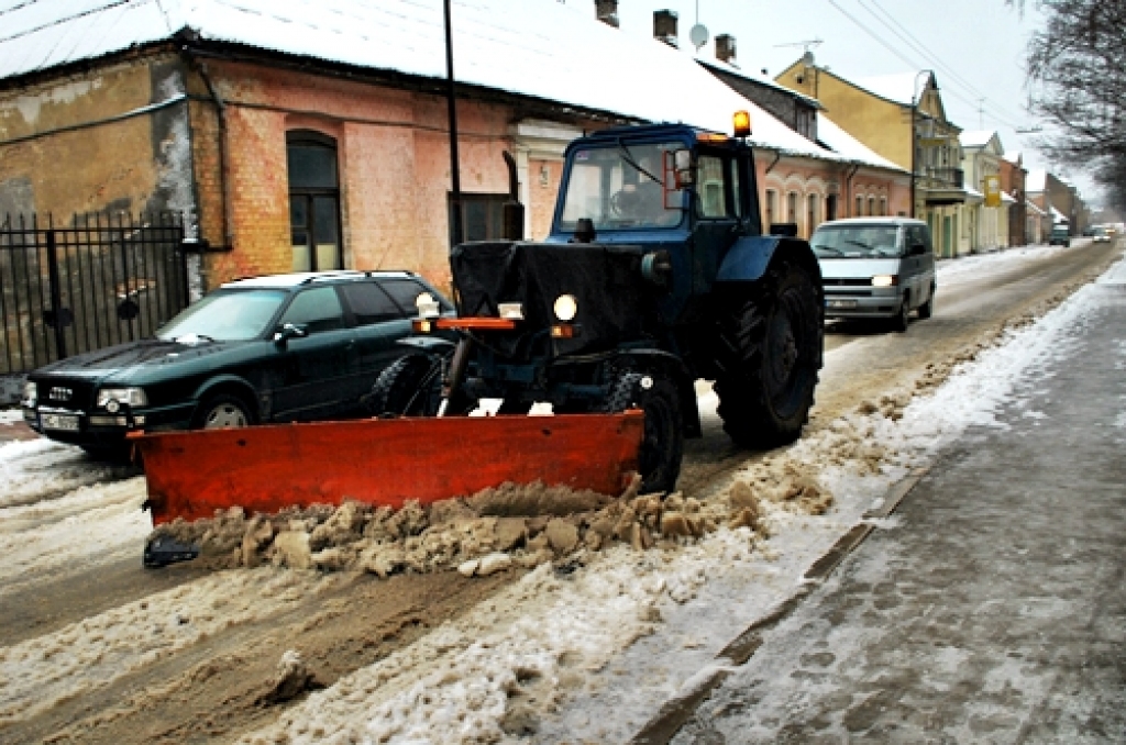 Laukos sāk ceļu tīrīšanu