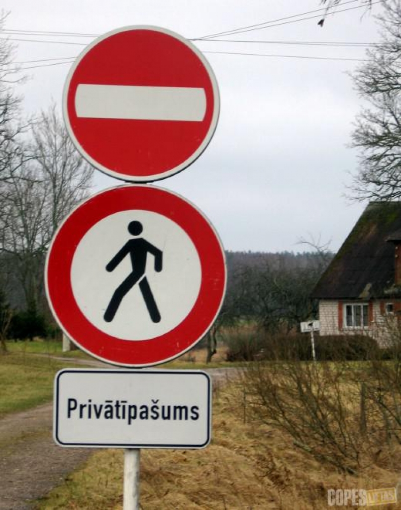 Codē no mājas pagalma nozog ceļa zīmi