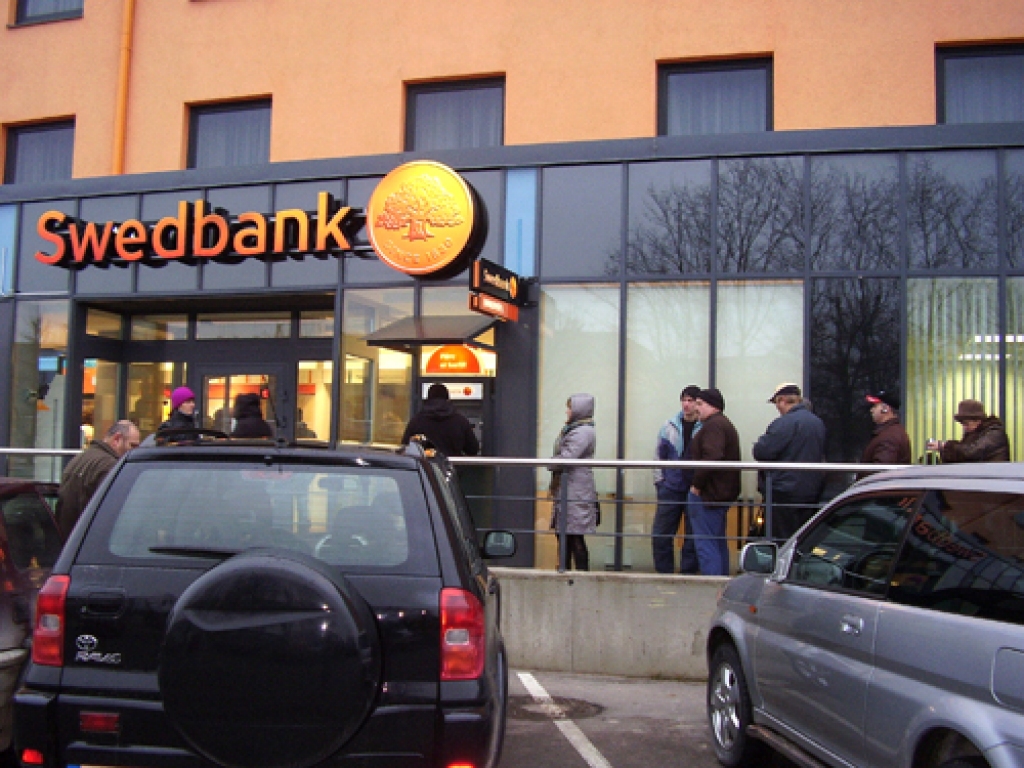 «Swedbank» klientu panika mazinās