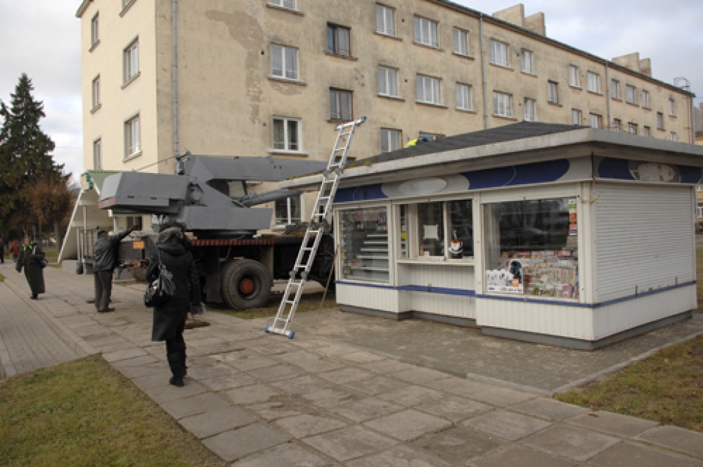 Bauskā pārvieto avīžu kiosku