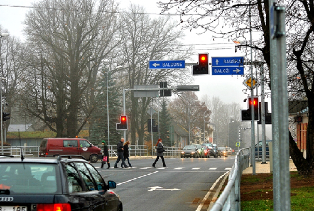 Beigusies rekonstrukcija autoceļa A7 posmam Iecavā