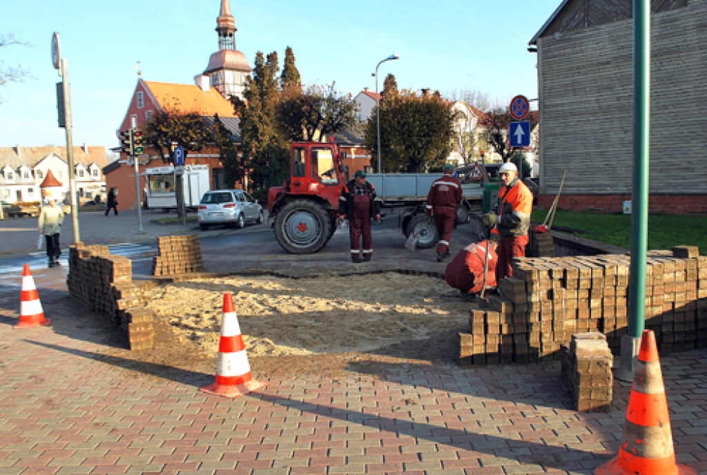 Bauskā salabo bruģi