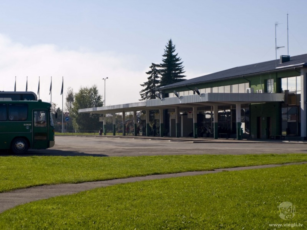 Dzērumā paskrien zem autobusa