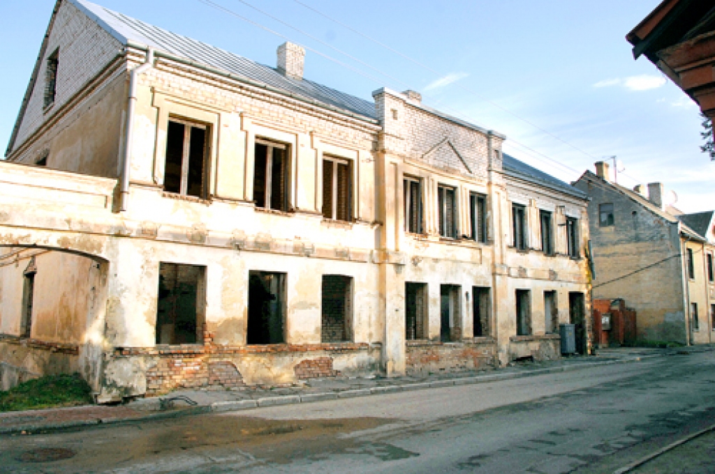Vecpilsētas brūkošie nami apdraud gājējus un braucējus