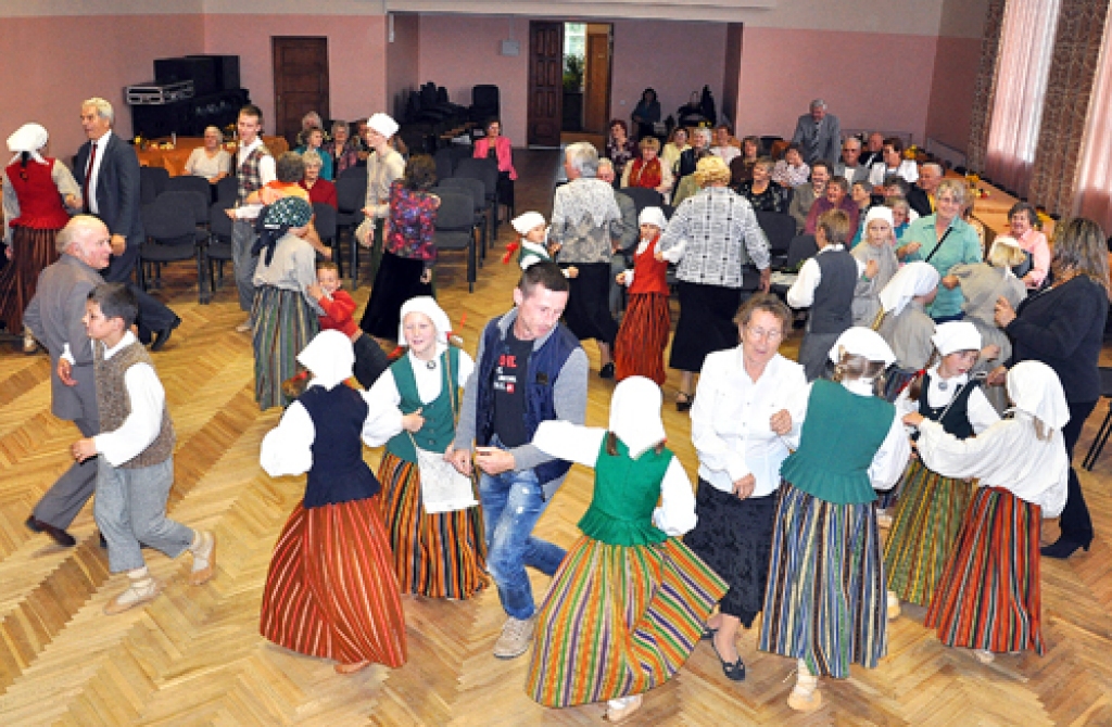 Vecumnieku pensionāri svin Miķeļdienu