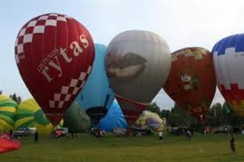Gaisa balonu festivāls Jelgavā priecēs ar krāšņiem šoviem un muzikāliem priekšnesumiem