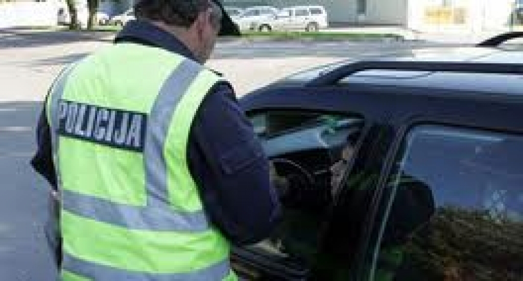 Codē aiztur autovadītāju par kukuļa došanu policistam
