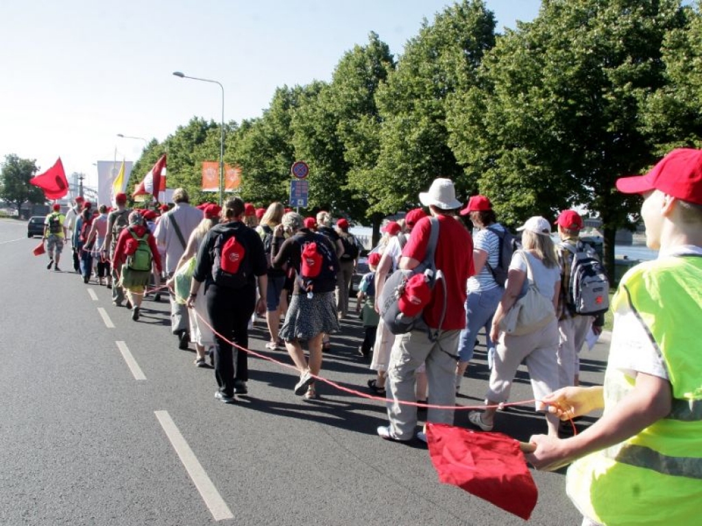 Bruknas svētceļnieku grupā valda dzīvotprieks