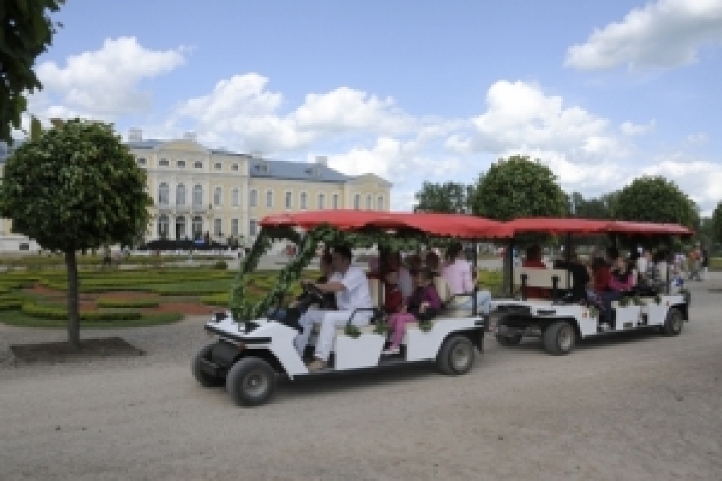 Rundāles pils parkā rīko Dārza svētkus