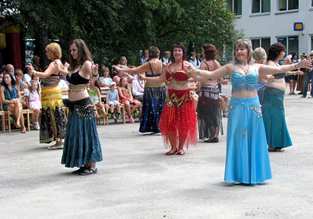 Brunaviešus koncertā sajūsmina vēderdejotājas