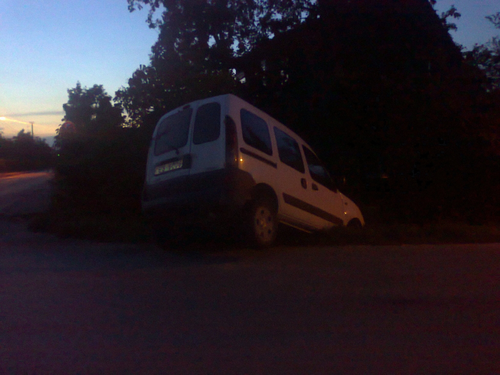 Auto iestūrē mājas žogā