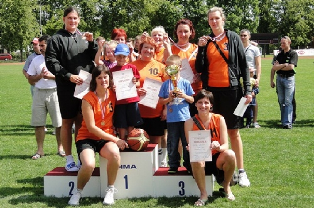 Sporta veterāniem medaļu birums Jelgavā