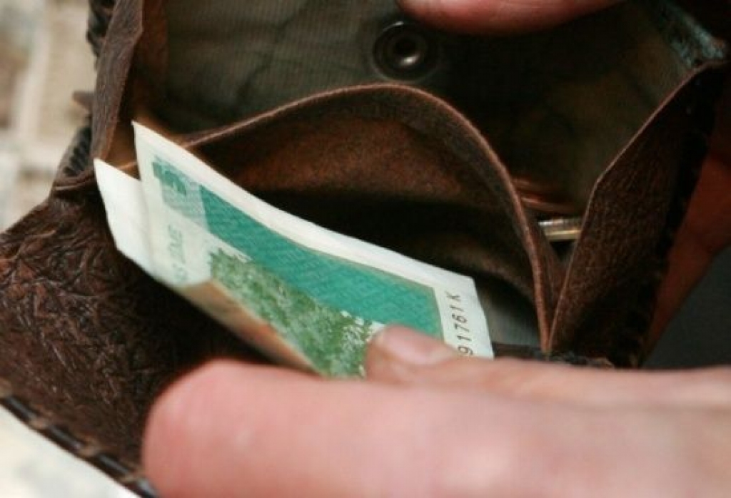 Puse Latvijas iedzīvotāju taupa uz pirmās nepieciešamības precēm
