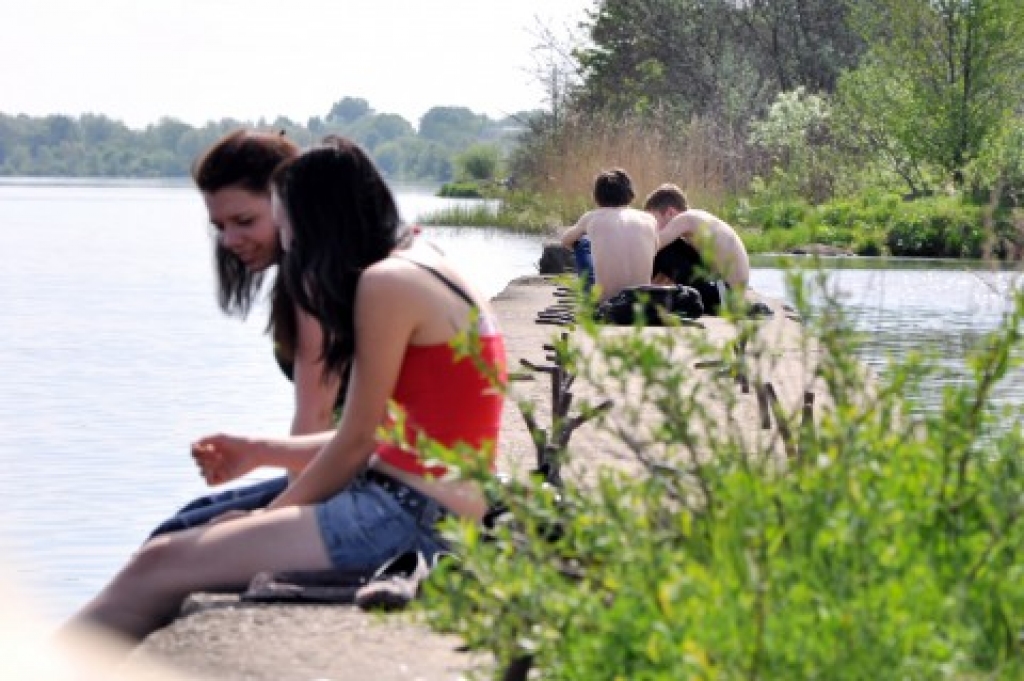 Ūdens temperatūra Jūrmalā vien +10 grādi; upēs pārsniedz +25 grādus