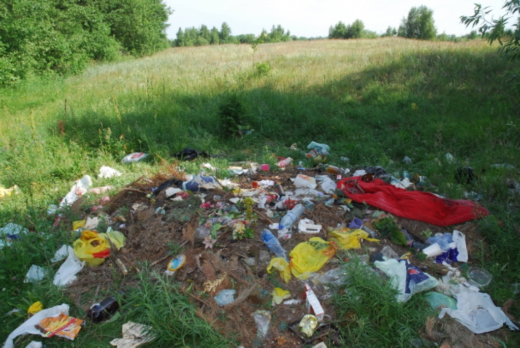 Rundāles pašvaldība sola likvidēt atkritumu kaudzes Važītes kapos