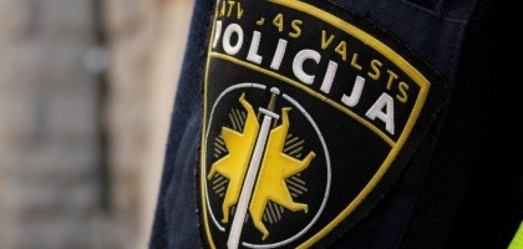 Iecavā skolēniem palīdz šķērsot Baldones ielu