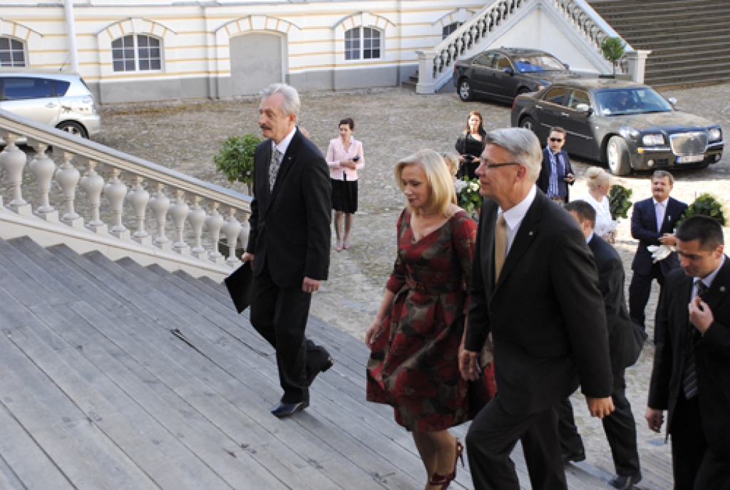 Zatlers sveic Rundāles pili 275.dzimšanas dienā