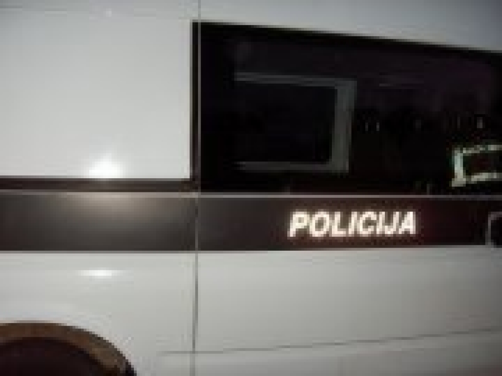 Iecavā automašīna notriec vīrieti