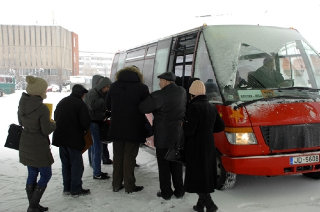 Piedzēries šoferis vada pasažieru autobusu