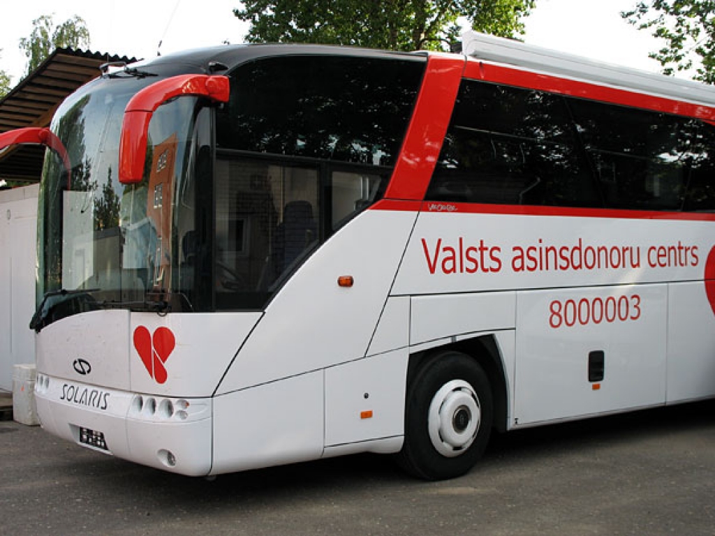 Donorus gaida specializētajā autobusā Iecavā