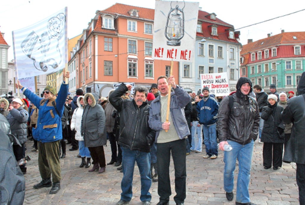 Papildināts – pie Prezidenta pils arī baušķenieki protestē pret nodokļu un elektrības tarifu celšanu