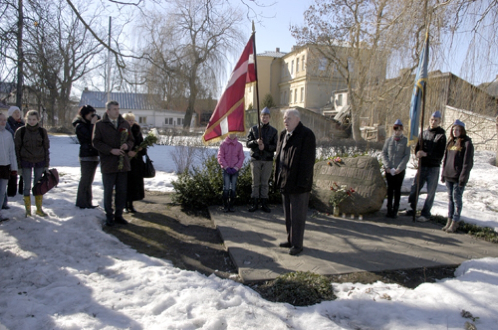 Karavīri piemiņas vietā Bauskā godina savus jaunības gadus