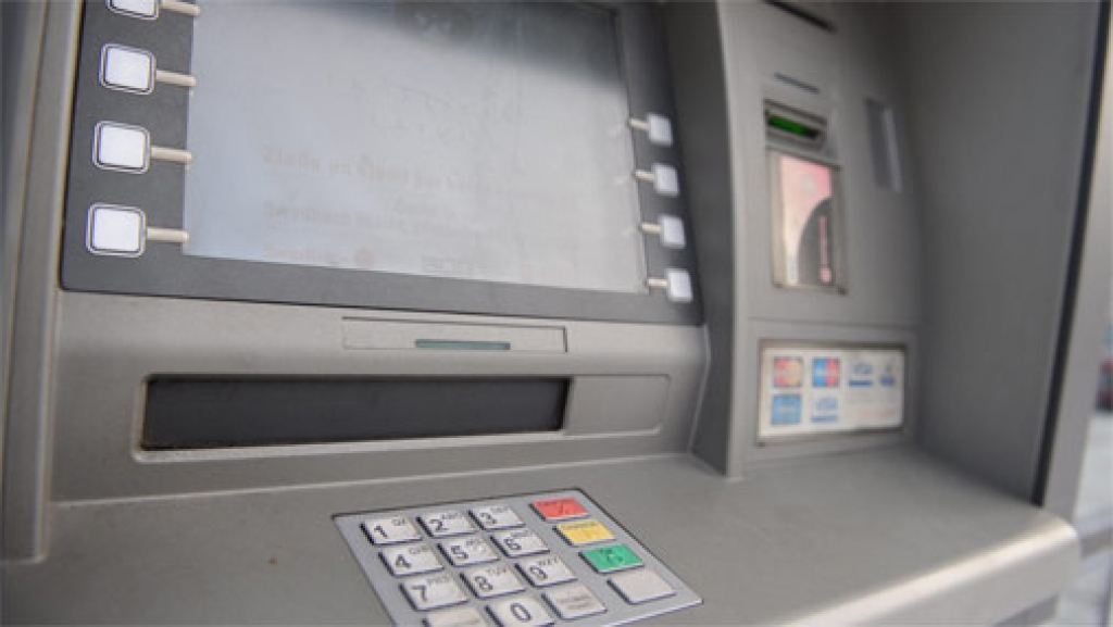 Uz «Swedbank» bankomātiem atklāj karšu datu nolasītāju ierīces