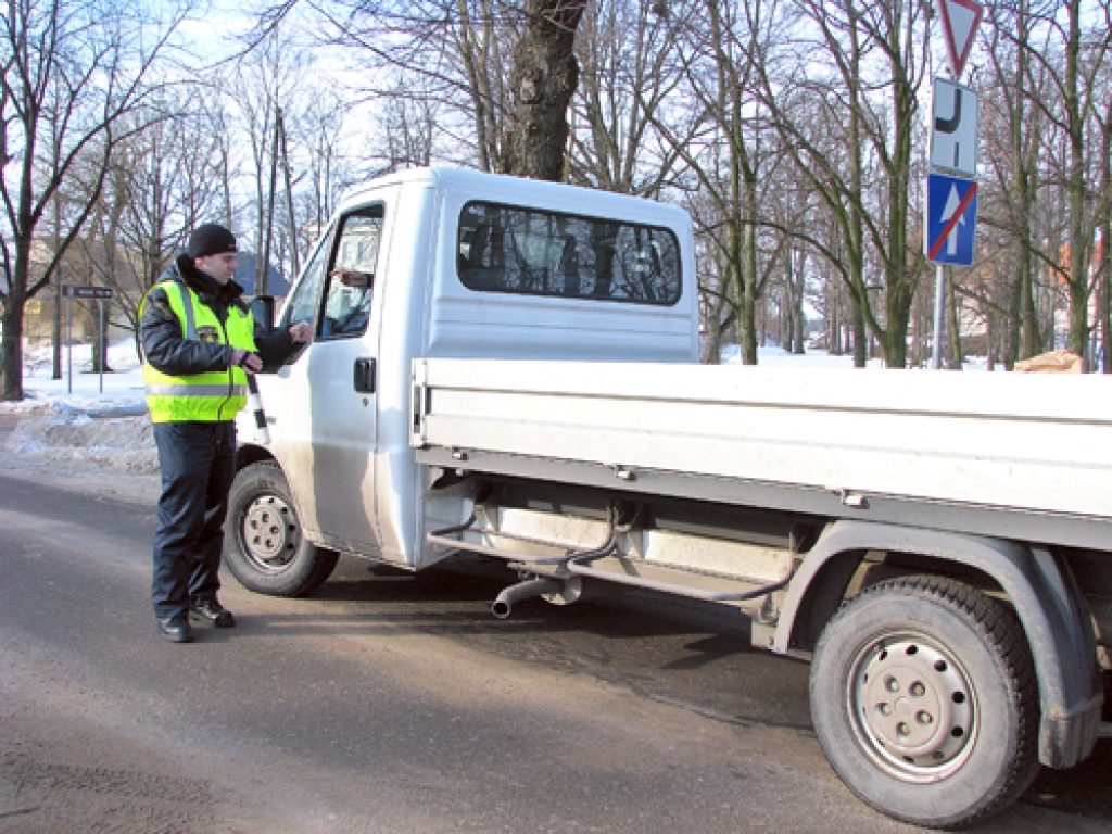 Vairākums braucēju automašīnās ir piesprādzējušies