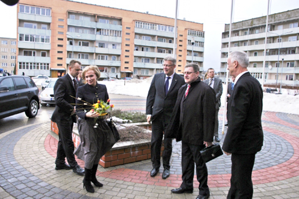 Valsts prezidents ar kundzi apmeklē Iecavu