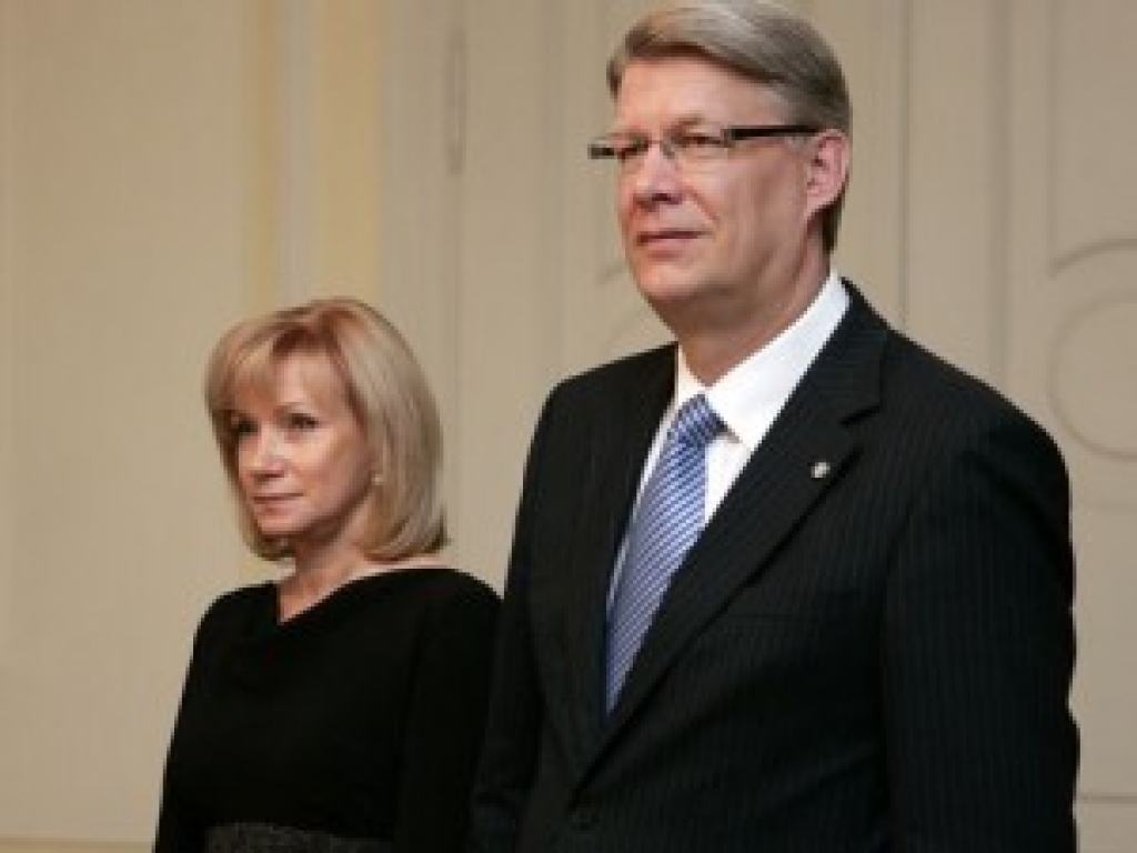 Valsts Prezidents ar kundzi ierodas Iecavā