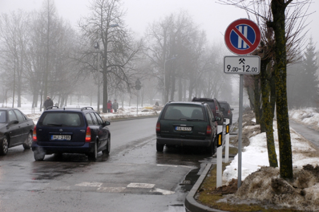 Autovadītāji ignorē jaunuzstādītu ceļa zīmi