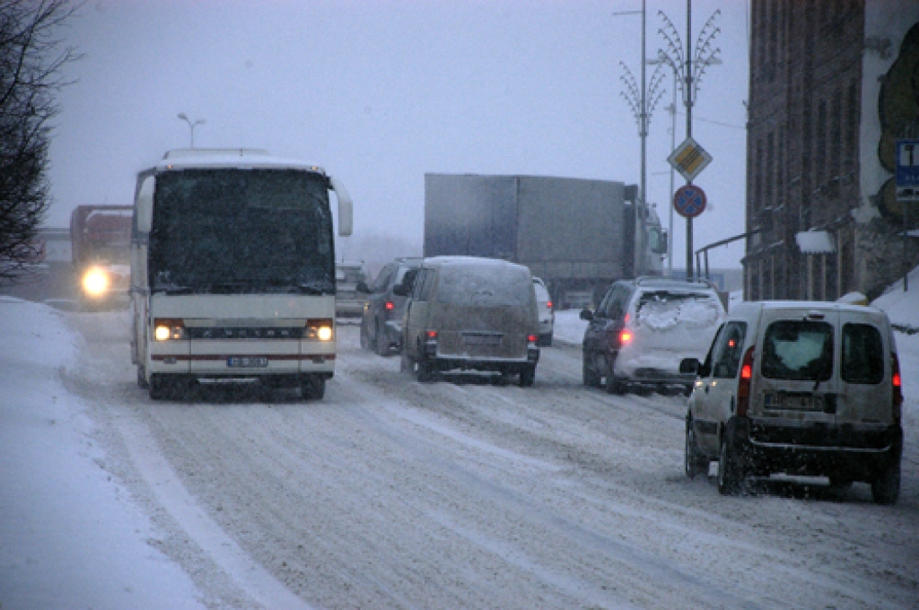 Apgrūtināta braukšana lielākajā daļā Latvijas; brauktuves apledo