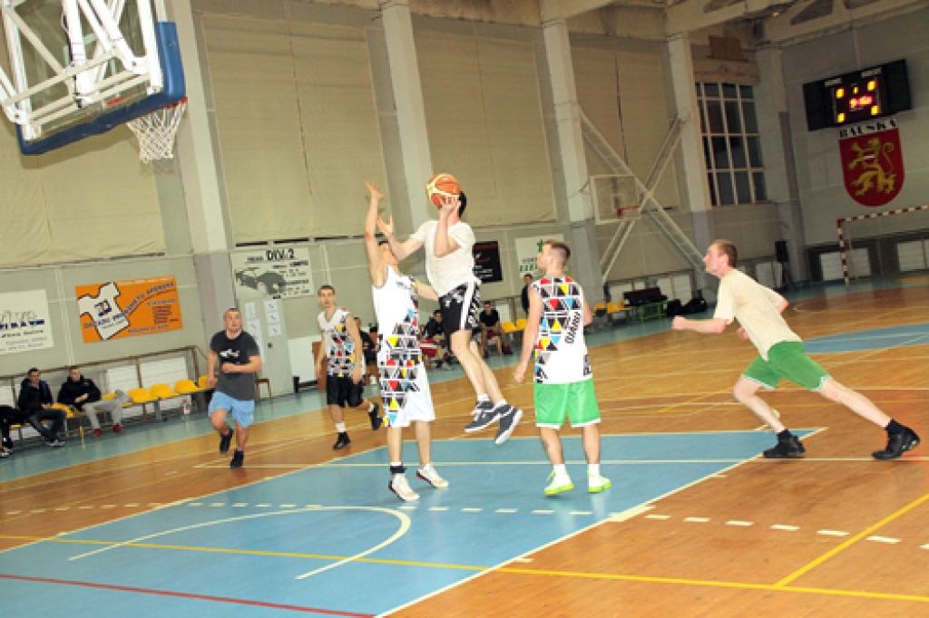 Pusnaktī lej sviedrus basketbola zālē