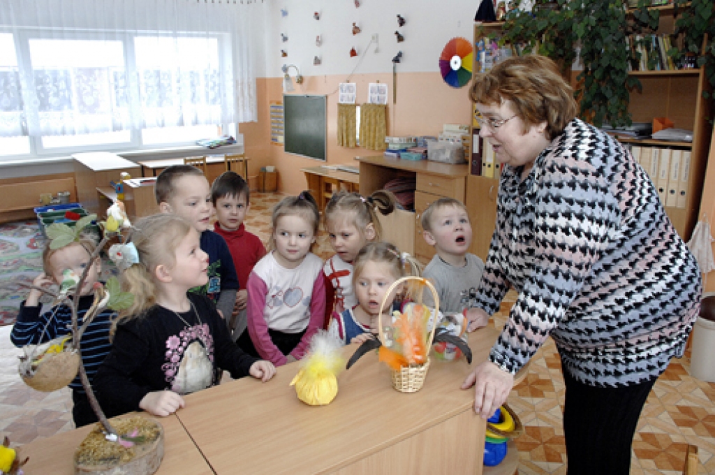 Audzinātāju modina ar dziesmu