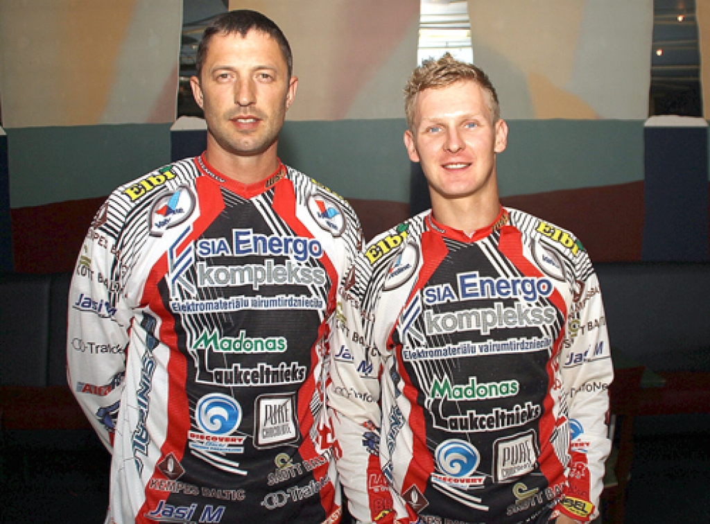 Piedalās vairākos čempionātos