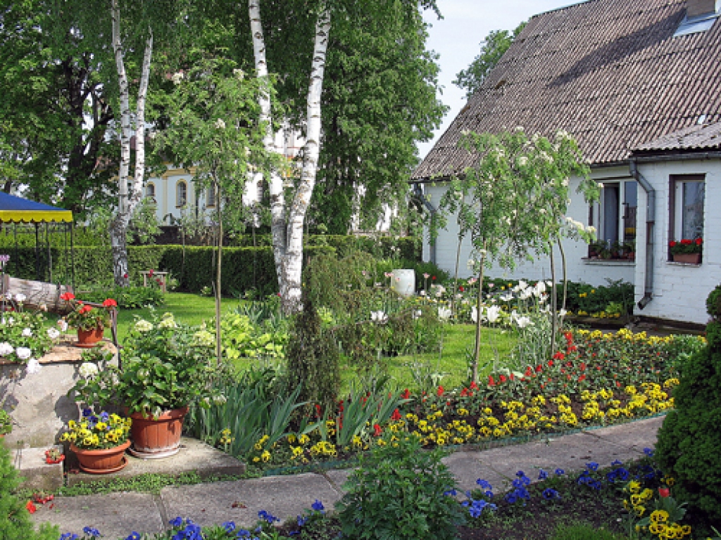 Klostera dārzā puķes zied visu vasaru